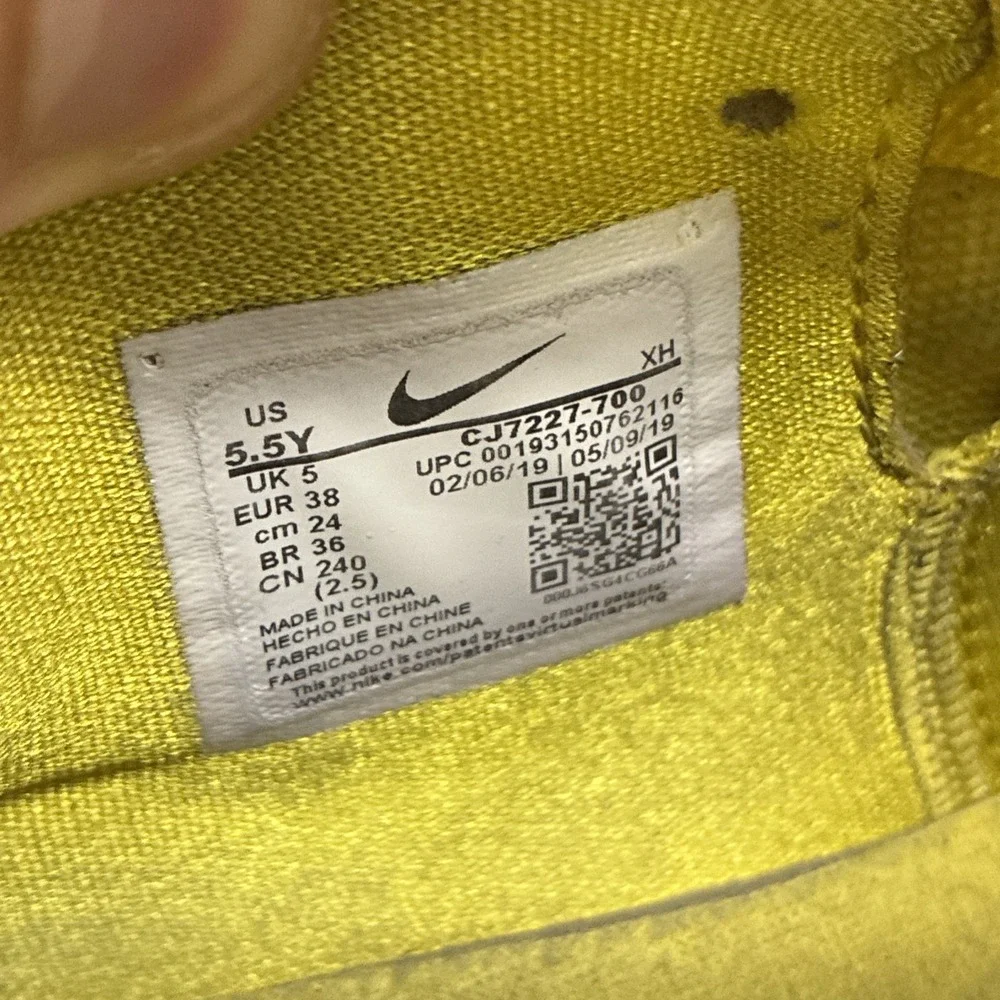 Nike SpongeBob SquarePants x Kyrie 5 SpongeBob RARE - Size 5.5 Y